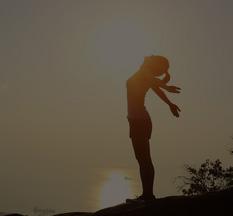 Image d'une femme se promenant au coucher du soleil, sur Nicoderm.ca